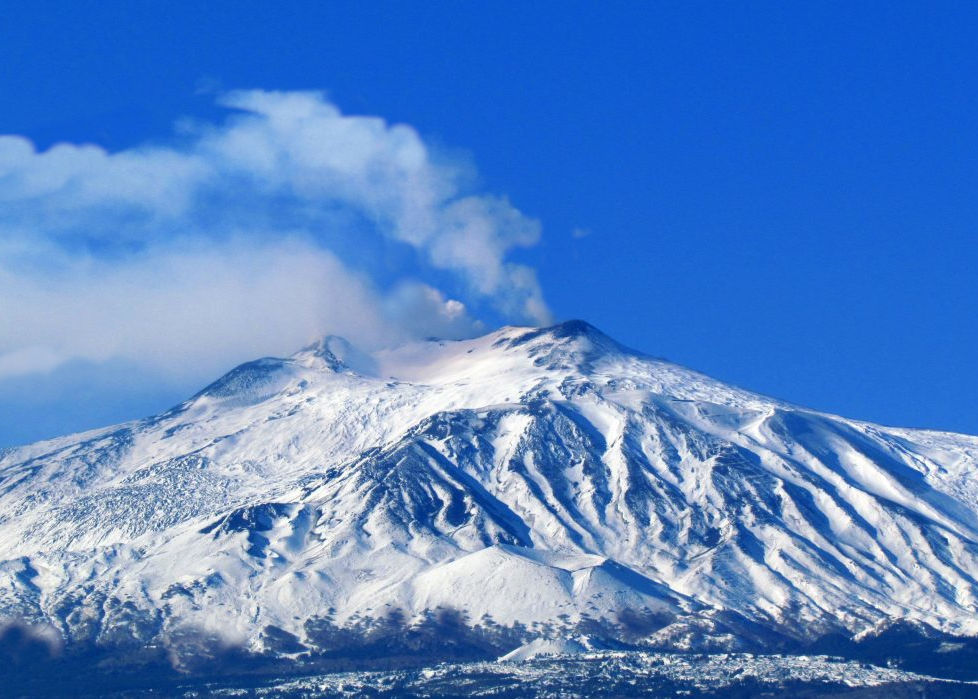 Car rental with driver for a sightseeing tour around the volcano