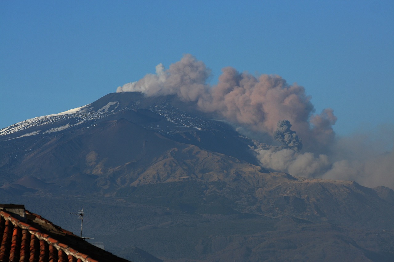 The advantages of renting a car with driver for a tour on Etna