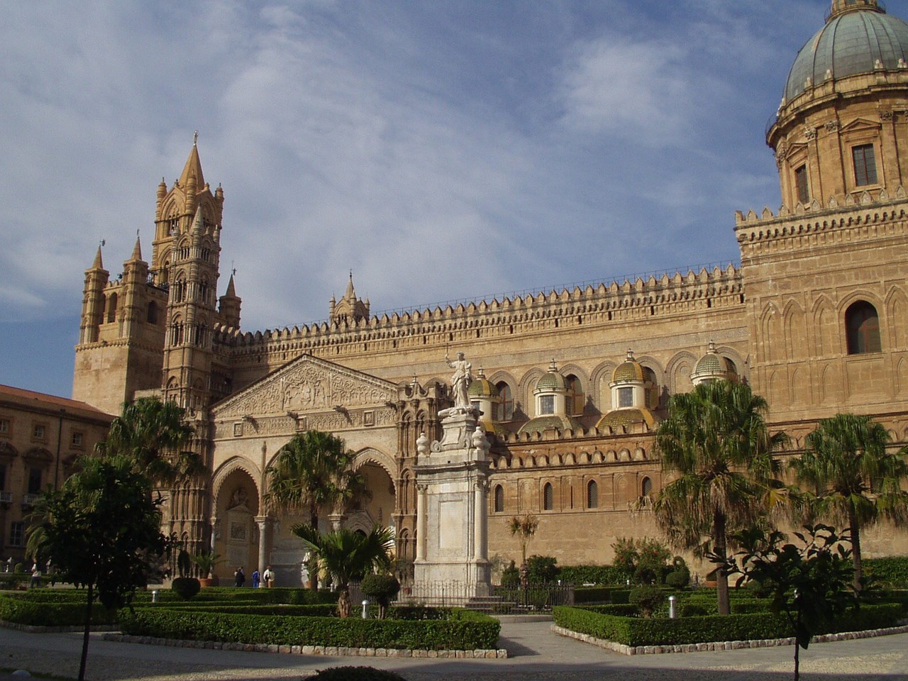 Car with driver for an exclusive tour in Palermo