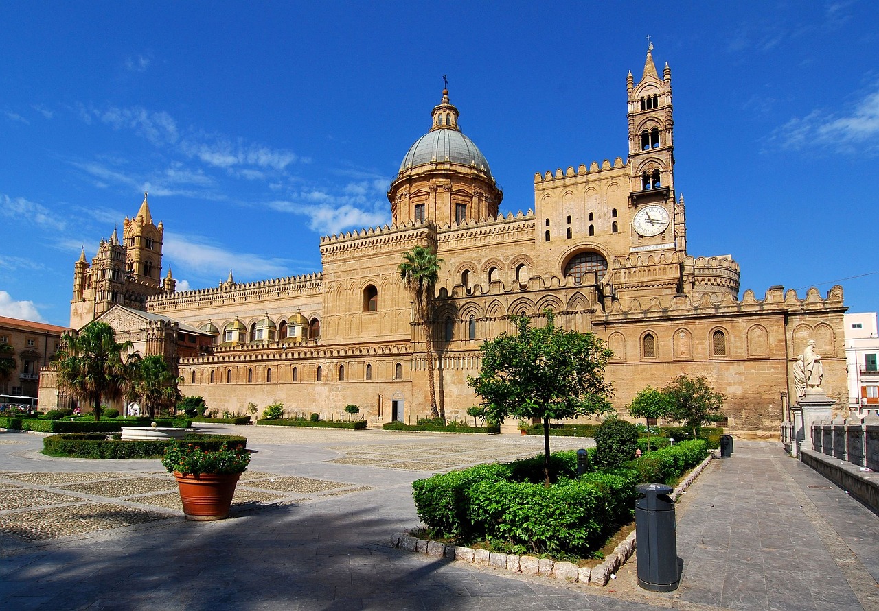 Car with driver for an exclusive tour in Palermo